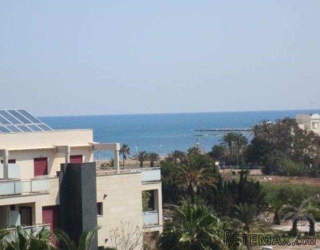 This 3 bedroom, 2 bathroom penthouse with large terraces is.. - 3