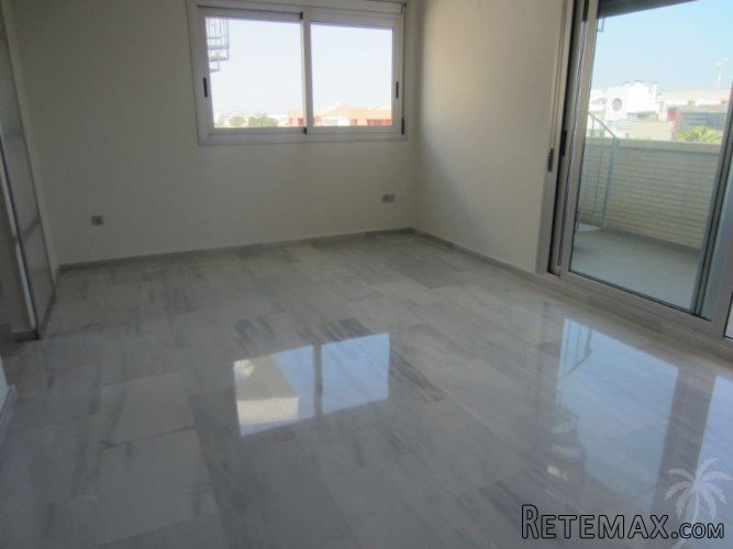This 3 bedroom, 2 bathroom penthouse with large terraces is.. - 4