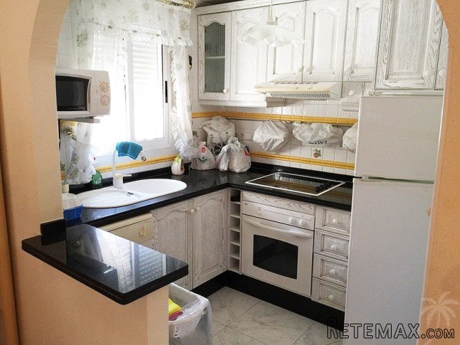 This semi-detached house is located in a quiet urbanization.. - 4