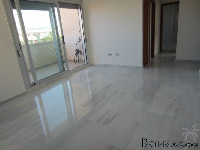 This 3 bedroom, 2 bathroom penthouse with large terraces is.. - 5