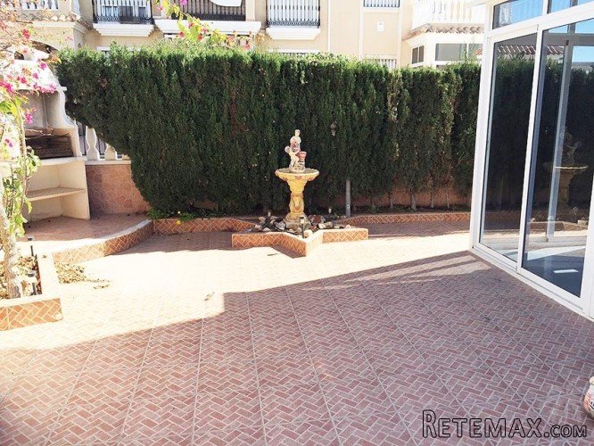 This semi-detached house is located in a quiet urbanization.. - 6