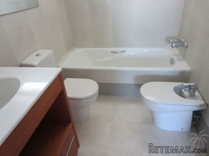 This 3 bedroom, 2 bathroom penthouse with large terraces is.. - 8