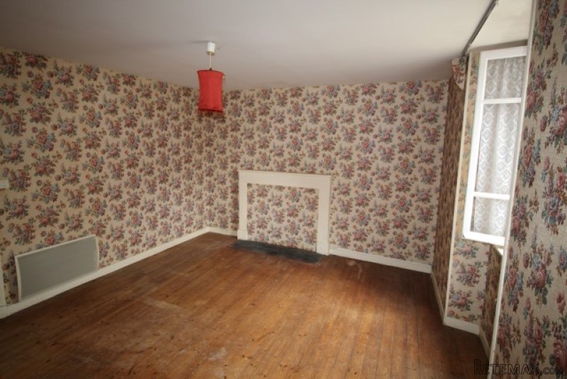3 Bed Town House Overlooking Market.. - 2