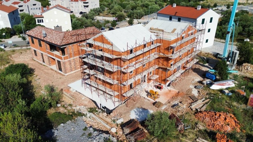 CRES, stan 3S+DB u novogradnji u blizini mora i centra.. - 2
