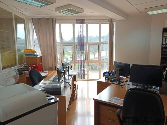 POREČ - CENTAR, poslovni prostor 89 m2 svega 500 m od mora