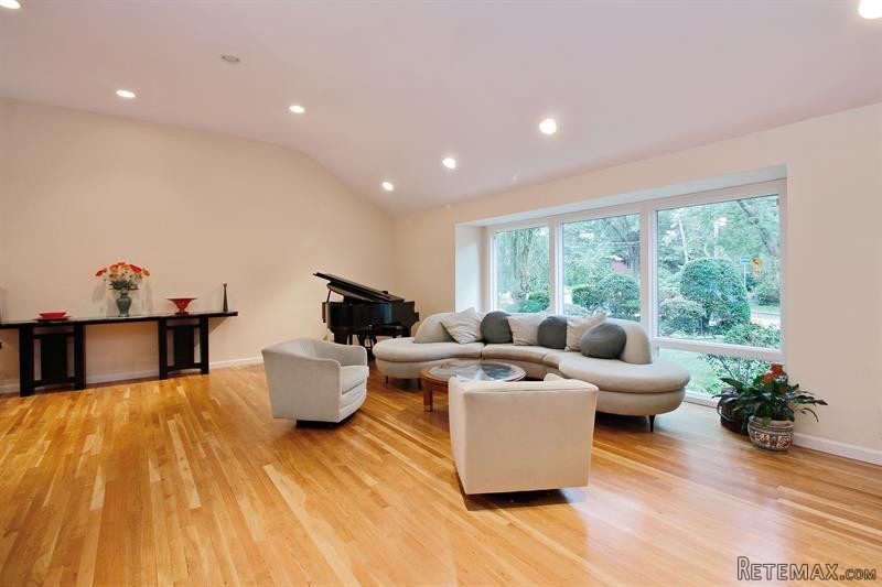 5 bedroom House For Sale: 1 Laura Lane.. - 2
