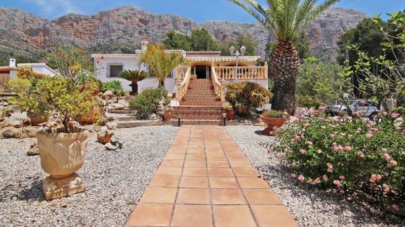 Beautiful 5 Bedroom 4 Bathroom Villa..