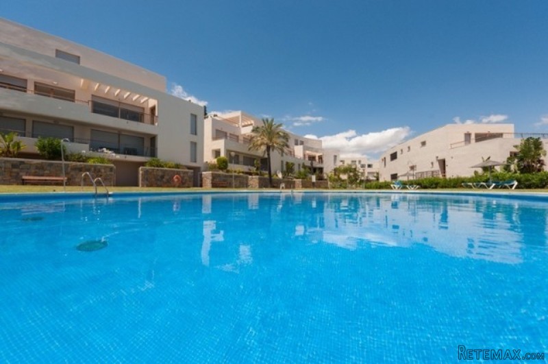 2 Bedroom Ground Floor Apartment, Los..