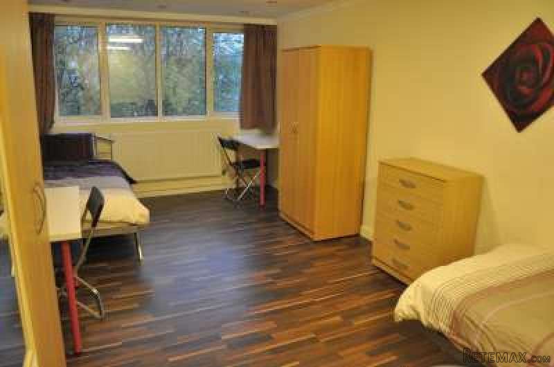 Twin with 2 single bed near Baker..