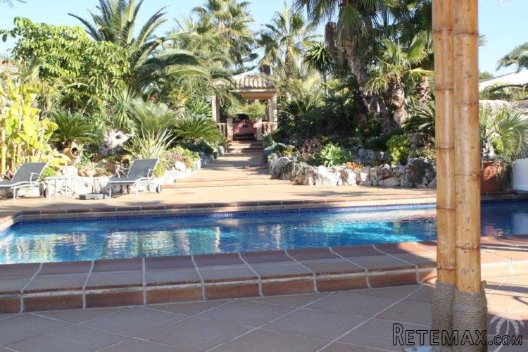 This well-maintained villa is located in La Nucia. The.. - 2