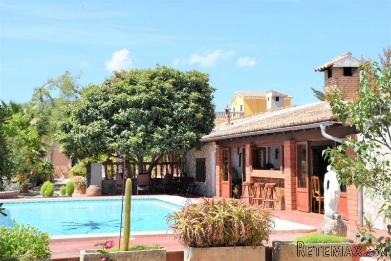 Generous country home in Santa Maria..