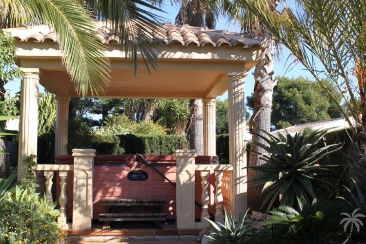 This well-maintained villa is located in La Nucia. The.. - 3