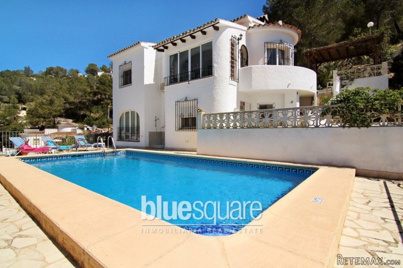 Beautifully maintained villa with..