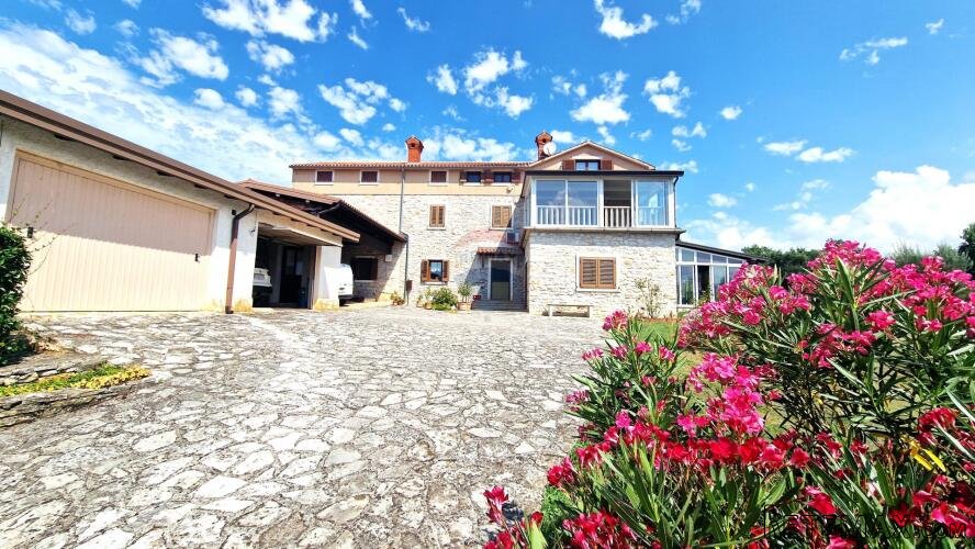 Istra,Brtonigla-Vila s impresivnom okućnicom od 10000 m2 - 2