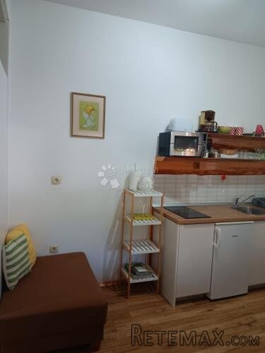 Kuća u Korenici, za investiciju i život - 3