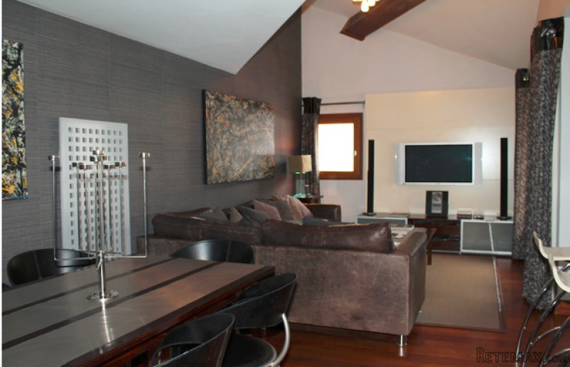 A 3 bedroom duplex apartment, located..