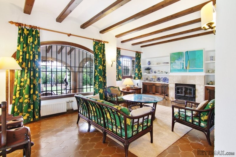 5 bedroom villa on large flat plot in.. - 2
