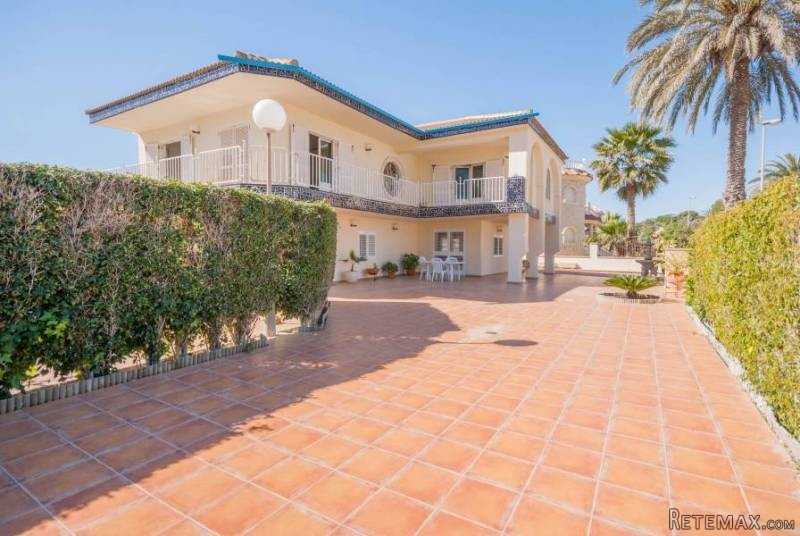 5 Bedrooms - Villa - Alicante - For Sale