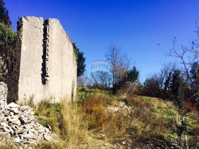 Veliko zemljište s postojećim objektima za adaptaciju - 3