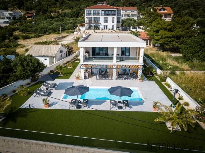Exkluzivna vila na top lokaciji sa očaravajućim pogledom na