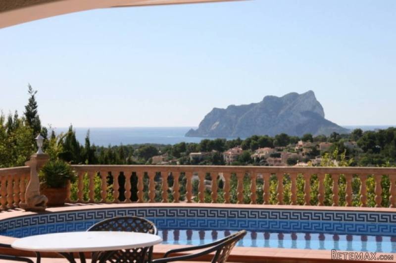 Luxury Villa with Panoramic Sea Views..