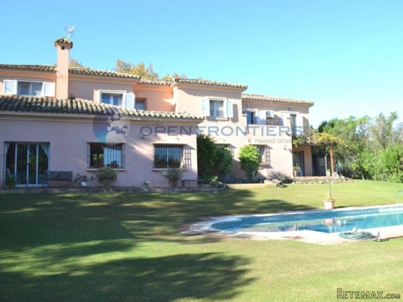Sotogrande Alto: Spacious Family Home
