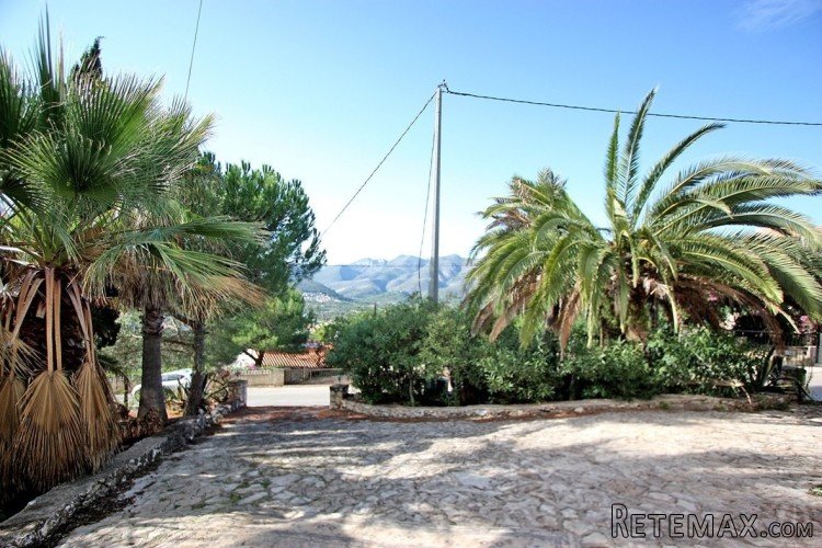 3 bedroom villa for sale on a large plot near the village.. - 3