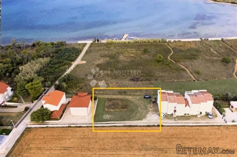 Atraktivno građevinsko zemljište 633m² svega 130m od mora!