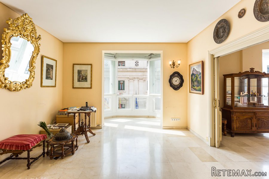Magnificent apartment to renovate with project is located..