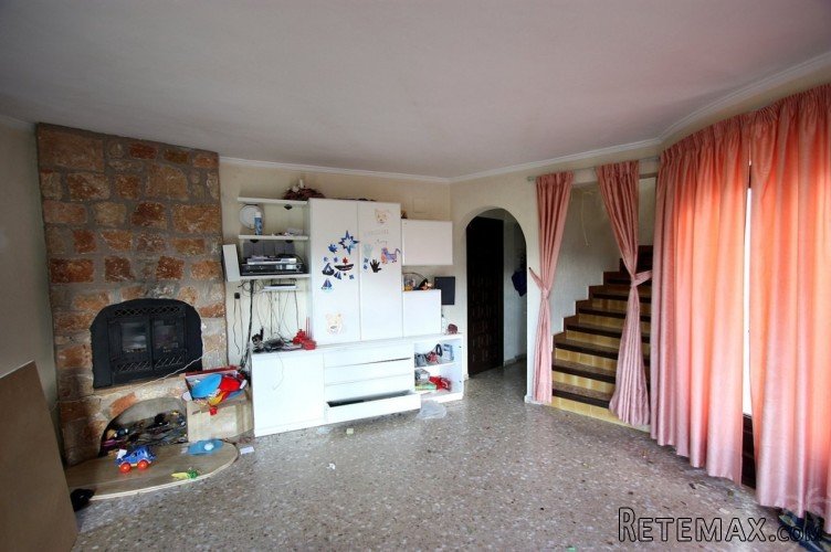 3 bedroom villa for sale on a large plot near the village.. - 5