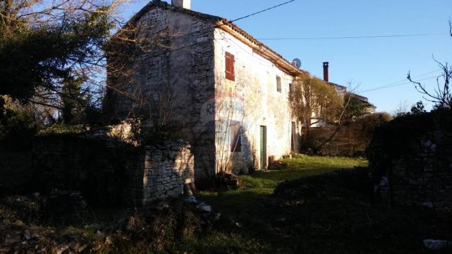 Kanfanar, okolica- starina za obnovu s velikom okućnicom