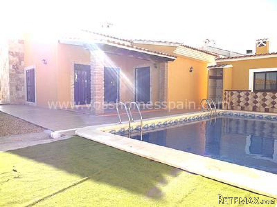 VERY WELL MAINTAINED, 3 bed, 2 bath, 98m2 villa plus back.. - 2