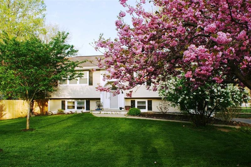 3 bedroom House For Sale: 10 Bird Ln..