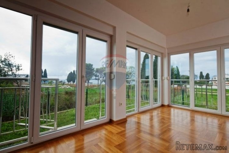 APARTMAN U FAŽANI 100M OD MORA I S PRIVATNIM BAZENOM