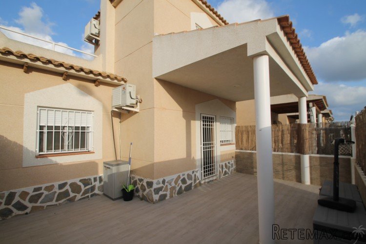 This beautifully linked house can be found on the edge of.. - 3