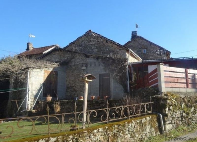 Nice Detached House with Outbuilding