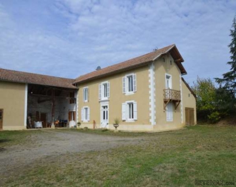 Pretty restored farmhouse set in 5.. - 2