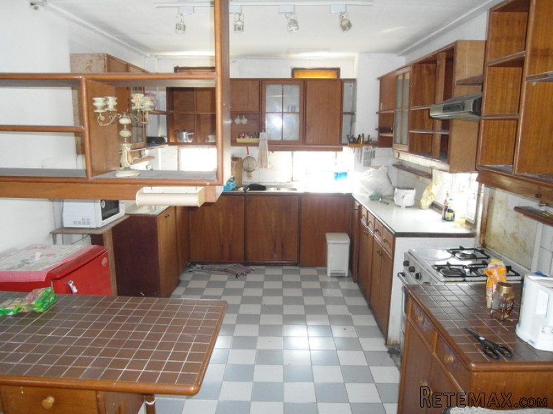 Guesthouse with 15 units at central..