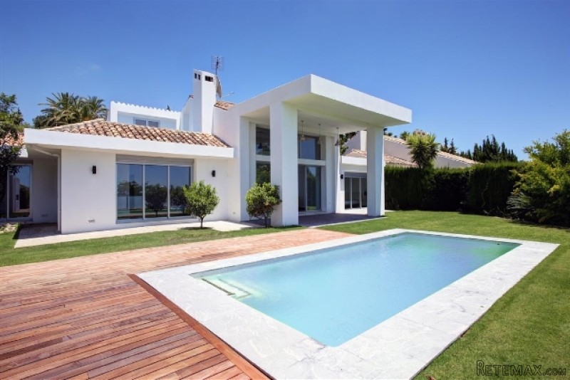 Villa for sale in Nueva Andalucia..