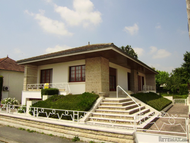 Large Detached House Close To Commerce