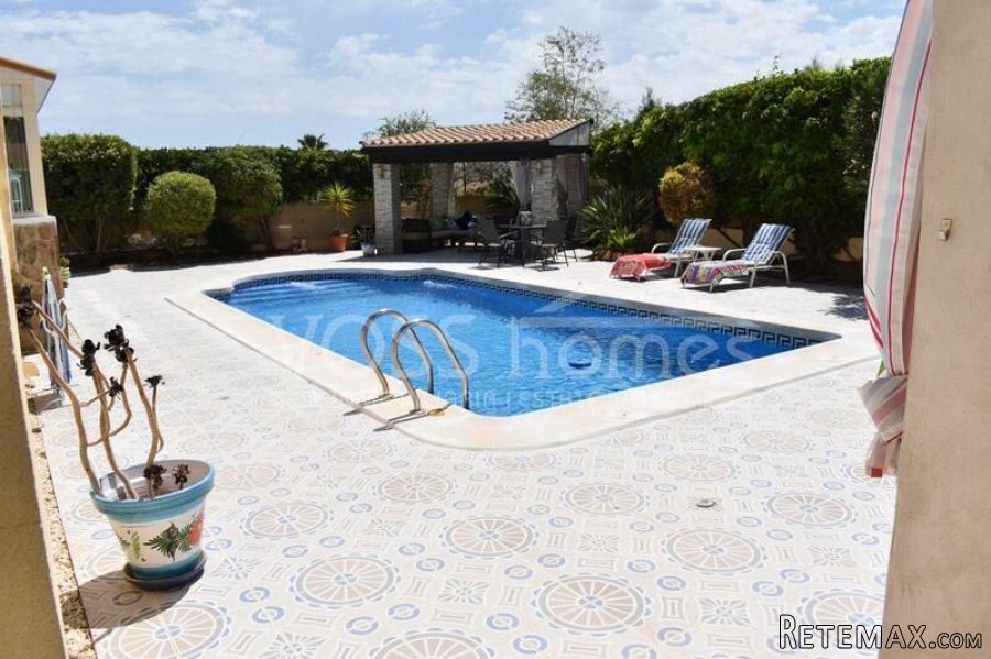 NEW & EXCLUSIVE TO VOSS HOMES - An immaculately maintained.. - 9
