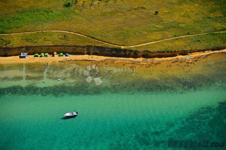 Neposredno uz turističko naselje Zaton Holiday Resort