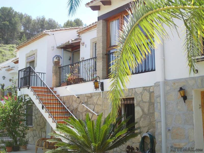 Split level, 4 bed townhouse with sea..