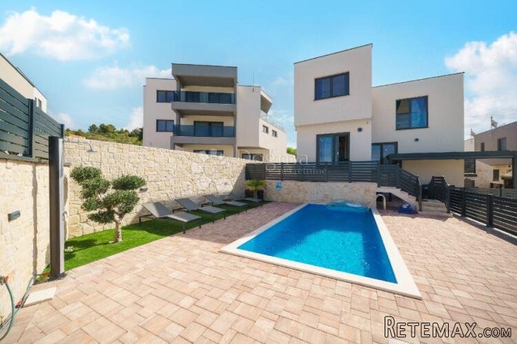 Vodice – luksuzna novogradnja s bazenom i panoramskim pogled