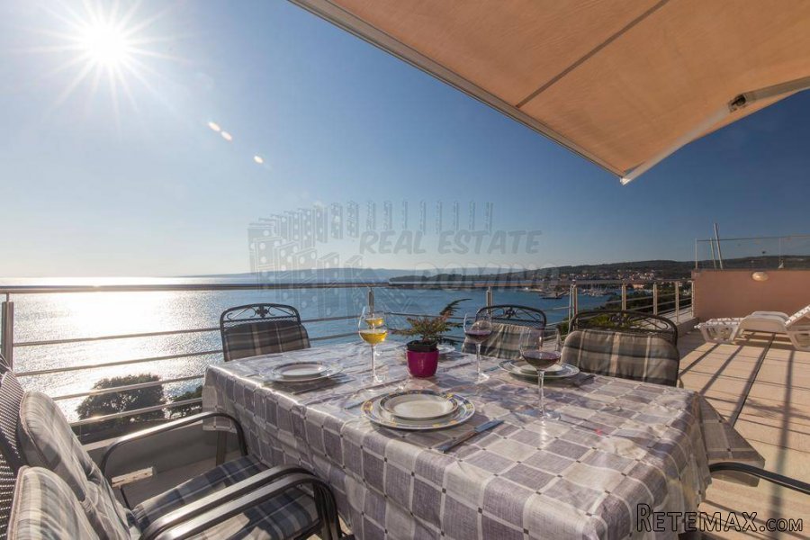 Penthouse u gradu Krku! Prvi red do mora!Tražena lokacija!
