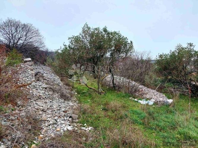 Vrbnik,građevinski teren 1638 m2 - 2