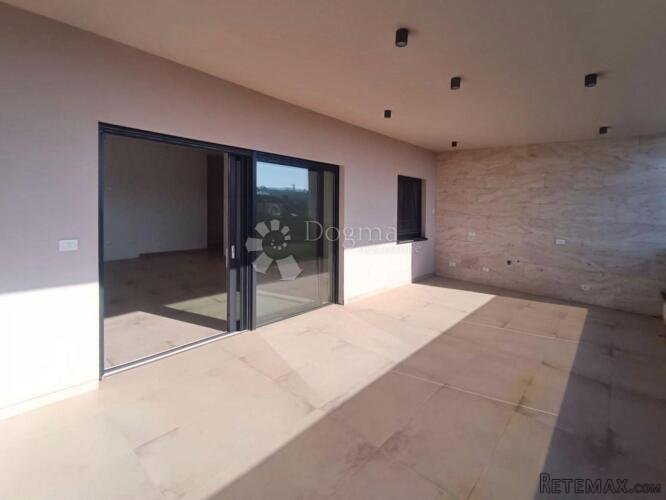 PREKRASNI PENTHOUSE S VELIKOM TERASOM I POGLEDOM NA MORE! GA