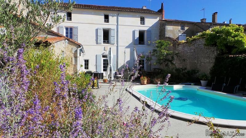 Attractive Townhouse With Pool