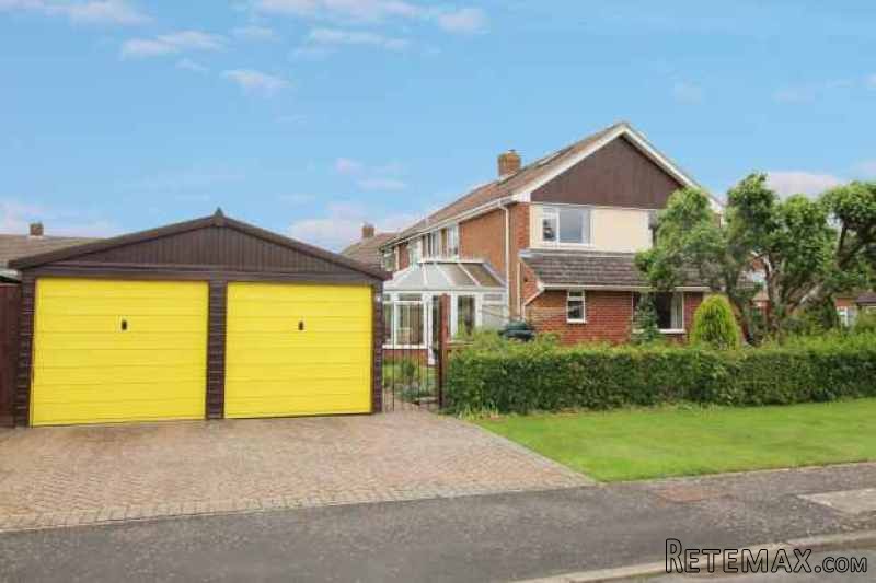 4 bedroom, Semi-detached House house..
