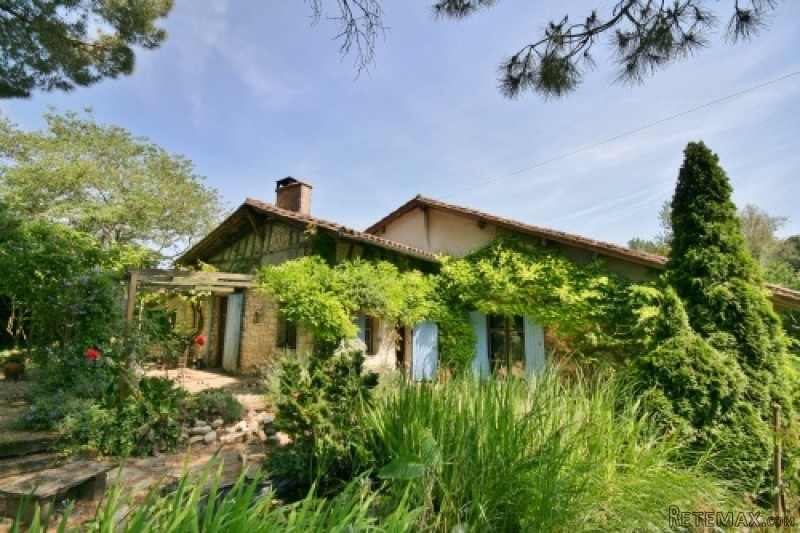 Charming Stone property with 3 bedrooms..